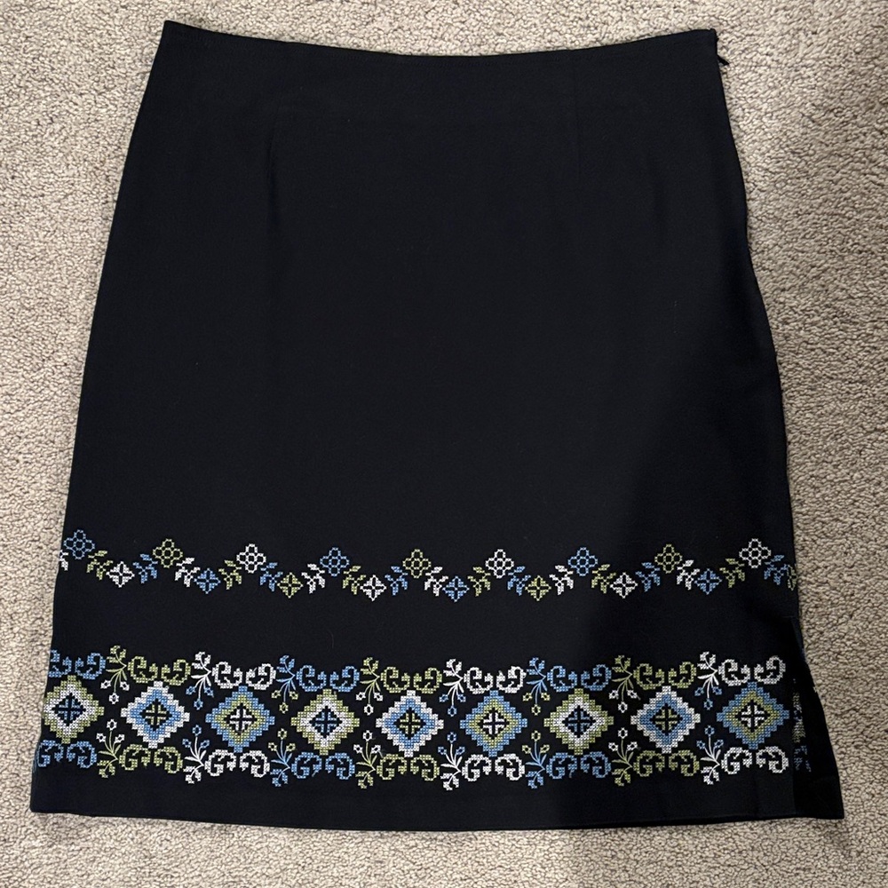 Ann Taylor Embroidered Black Skirt. 6P